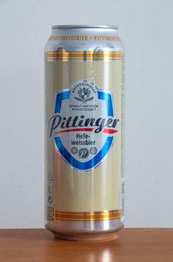 Pruszcz Gdanski - 26 Aralık 2023: Pittinger Hefe-weissbier birası.