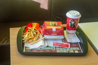 Mannheim, Almanya - 17 Aralık 2023: McDonald 's Big Rosti Burger, patates kızartması ve Coca-Cola ile Büyük Rosti yemeği.