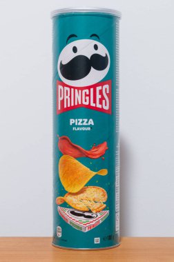 Pruszcz Gdanski - 23 Aralık 2023: Pringles pizza kutusu.