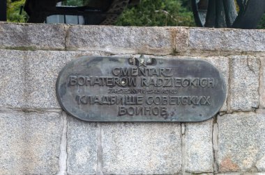 Poznan, Polonya - 28 Ocak 2024: Sovyet Kahramanlar Mezarlığına giriş plaketi.