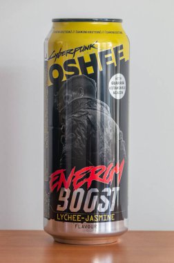 Pruszcz Gdanski, Polonya - 3 Şubat 2024: Oshee Siberpunk enerji artırıcı liçi - yasemin aroması.