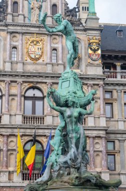 Antwerp, Belçika - 24 Şubat 2024: Brabo Çeşmesinde heykel.