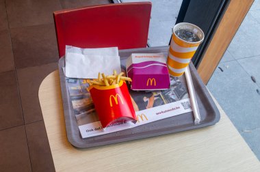 Antwerp, Belçika - 25 Şubat 2024: McDonald 's menüsü Royal Crispy Bacon, patates kızartması ve Coca-Cola.