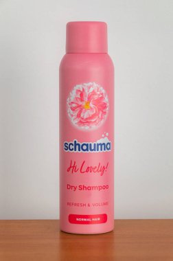 Pruszcz Gdanski, Polonya - 15 Mart 2024: Schauma Hi Lovely! Normal saçlar için kuru şampuan..