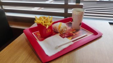 Lozienica, Polonya - 18 Mart 2024: McDonald 's patates kızartması, çizburger ve Coca-Cola ile içecek.