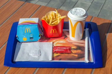 Swiebodzin, Polonya - 27 Mart 2024: McDonald 's kahvaltı menüsü Polonya' da. Kayzerli menü, patates kızartması ve Coca-Cola..