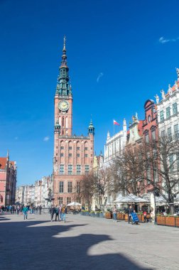 Gdansk, Polonya - 29 Mart 2024: Eski Gdansk kasabasının ana caddelerinden biri.
