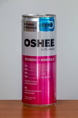 Pruszcz Gdanski, Polonya - 1 Nisan 2024: Oshee vitamini kutusu artı mineraller wihout şeker.