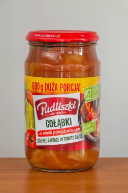 Pruszcz Gdanski, Polonya - 1 Nisan 2024: Domates soslu lahana dolması.