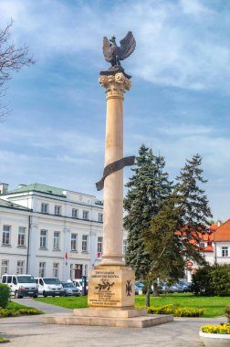 Plock, Polonya - 7 Nisan 2024: Narutowicz Meydanı 'ndaki Plock 1920 Savunma Anıtı.
