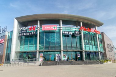 Plock, Polonya - 7 Nisan 2024: Galeria Mazovia alışveriş merkezi.
