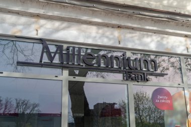 Plock, Polonya - 7 Nisan 2024: Milenyum Bankası Logosu. Milenyum Polonya 'daki en büyük bankalardan biridir..