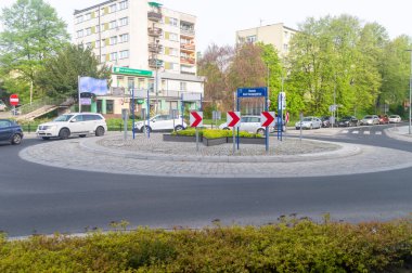 Trzebnica, Polonya - 9 Nisan 2024: Yıldızlarla kavşak. Trzebnica 'daki Döner Avrupa Birliği.