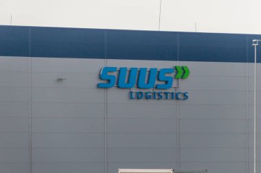Nowa Wies Wroclawska, Polonya - 9 Nisan 2024: Logo ve Suus Lojistik İşareti.