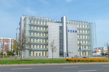 Plock, Polonya - 7 Nisan 2024: Plock 'taki Pern (Przedsiebiorstwo Eksploatacji Rurociagow Naftowych Spolka Akcyjna) ofisi. Pern, Petrol Boru Hattı Operasyon Şirketi 'nin hisseleri..