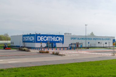 Plock, Polonya - 7 Nisan 2024: Decathlon Plock mağazası.