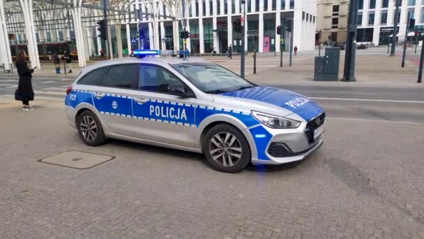 Lodz Polen April 2024 Polnisches Polizeiauto Mit Blaulicht — Stockvideo
