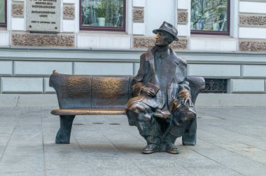 Lodz, Polonya - 14 Nisan 2024: Julian Tuwim Anıtı veya Piotrkowska Caddesi 'ndeki Tuwim' s Bench.