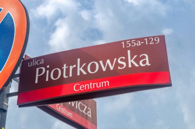 Lodz, Polonya - 14 Nisan 2024: Piotrkowska sokak tabelası.