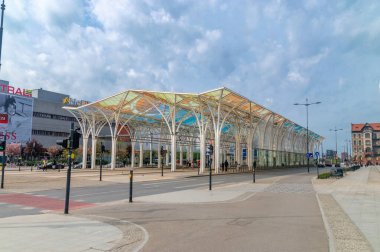 Lodz, Polonya - 14 Nisan 2024: Piotrkowska merkez tramvay durağı.