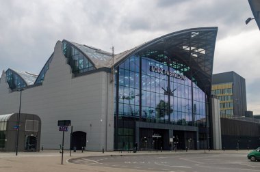 Lodz, Polonya - 14 Nisan 2024: PKP Lodz Fabryczna tren istasyonu.