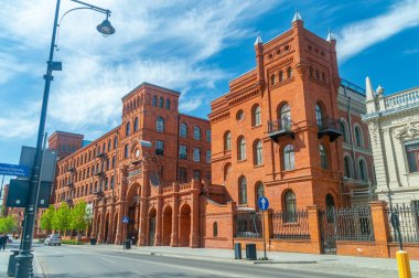 Lodz, Polonya - 14 Nisan 2024 Manufaktura bir sanat merkezi, alışveriş merkezi ve eğlence kompleksi..