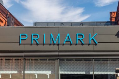 Lodz, Polonya - 14 Nisan 2024: İrlandalı çok uluslu hızlı moda perakendecisi Primark Logosu.