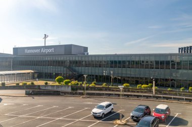 Hanover, Almanya - 27 Nisan 2024: Uluslararası Hanover havalimanı (IATA: HAJ, ICAO: EDV).
