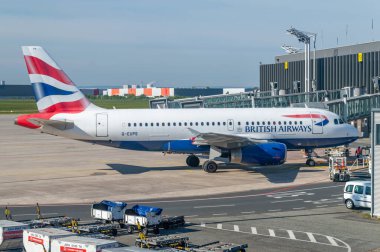 Hanover, Almanya - 27 Nisan 2024: Airbus A319-131 British Airways G-EUPS.