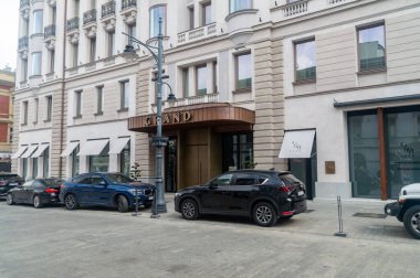 Lodz, Polonya - 14 Nisan 2024: Lodz 'daki Piotrkowska Caddesi' ndeki büyük otel.