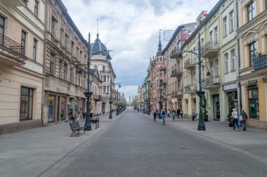 Lodz, Polonya - 14 Nisan 2024: Lodz Piotrkowska Caddesi.