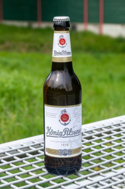 Hanover, Almanya - 27 Nisan 2024: Konig Pilsener birası.