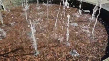 Su fıskiyesinden yavaş çekimde fışkırır..