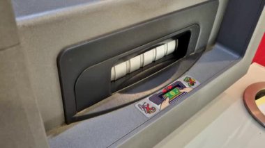 Pruszcz Gdanski, Polonya - 4 Mayıs 2024: Kadın ATM 'den Polonya parası aldı.