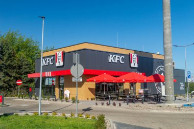 Jarocin, Polonya - 1 Mayıs 2024: Polonya 'da KFC restoranı.