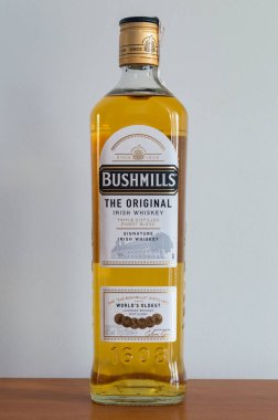 Pruszcz Gdanski, Polonya - 10 Mayıs 2024: Bushmills orijinal İrlanda viskisi.