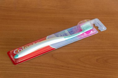 Pruszcz Gdanski, Polonya - 11 Mayıs 2024: Tahta masadaki Colgate diş fırçası.