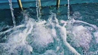 Düşen su akıntılarının yavaş hareketi.