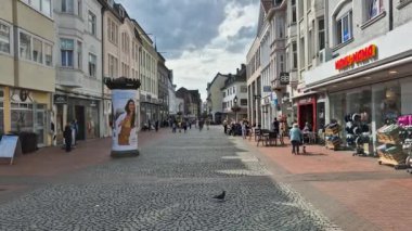 Moers, Almanya - 23 Mayıs 2024: Eski Moers kasabasındaki yayalar.