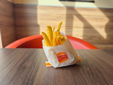 Zarska Wies, Polonya - 30 Haziran 2024: Burger King restoranından patates kızartması.