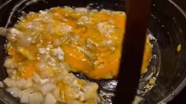 Yağda yumurta ve doğranmış soğan..