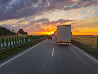 Kepy, Polonya - 8 Temmuz 2024: A4 karayolunda trafik sıkışıklığı ile güzel bir gün batımı.
