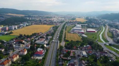 Dthe-Kraluv Dvur, Çek Cumhuriyeti - 12 Temmuz 2024: Çek Cumhuriyeti 'nde Kraluv Dvur' un havadan görüşü.