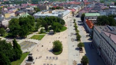 Lublin, Polonya - 26 Mayıs 2024: Lublin 'in tarihi bölümünde hava görüşü. Krakowskie Przedmiescie yaya caddesinde görünüm