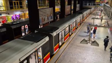 Varşova, Polonya - 22 Haziran 2024: Centrum metro istasyonu.
