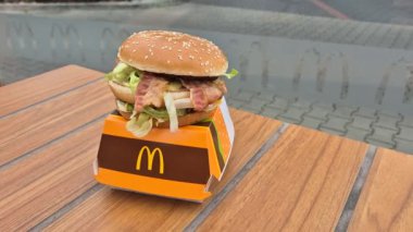 Jawczyce, Polonya - 22 Haziran 2024: McDonalds Big Mac Bacon.