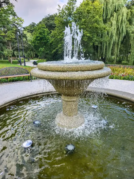 Park 'ta çeşme var..