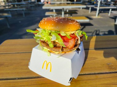 Holten, Hollanda - 24 Temmuz 2024: McDonalds 'da Çifte Büyük Lezzetli Hamburger.