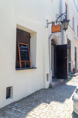 Lublin, Polonya - 26 Mayıs 2024: Cebularz Müzesi. Cebularz soğanlı ve haşhaş tohumlu hamur krepi..