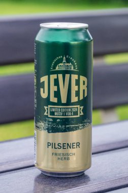Grimma, Almanya - 18 Mayıs 2024: Javer Pilsener birası.